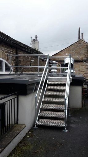 Outside steps railing with treadplate