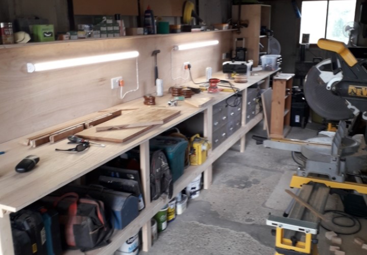 Workshop with electric saw